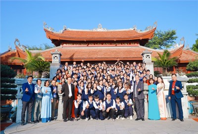 Tổ chức Dâng hương, tiếp xúc, động viên các em HS các đội tuyển thi HSG bảng B và KHKT thành phố